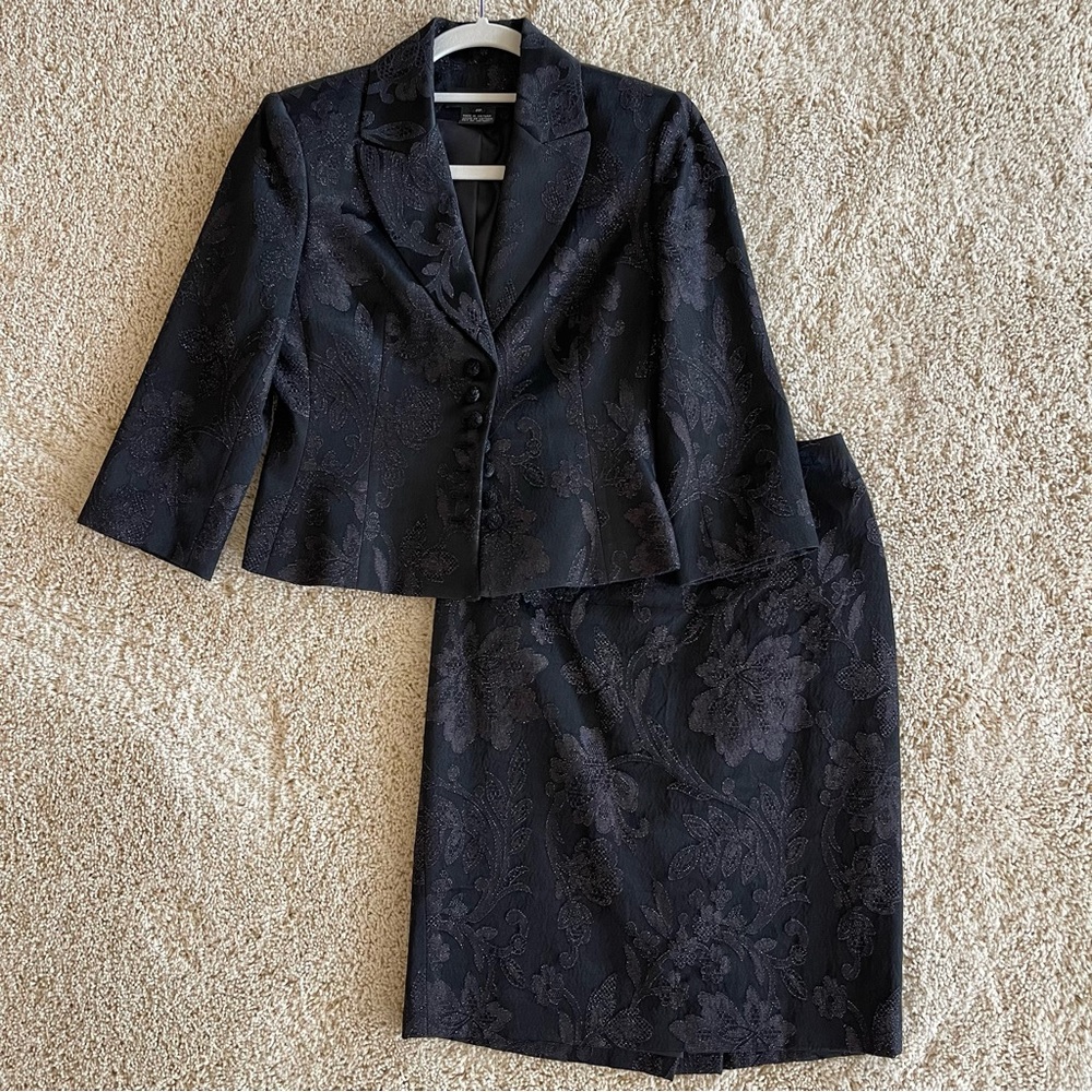 Jones New York Size 2 Petite Black Suit.